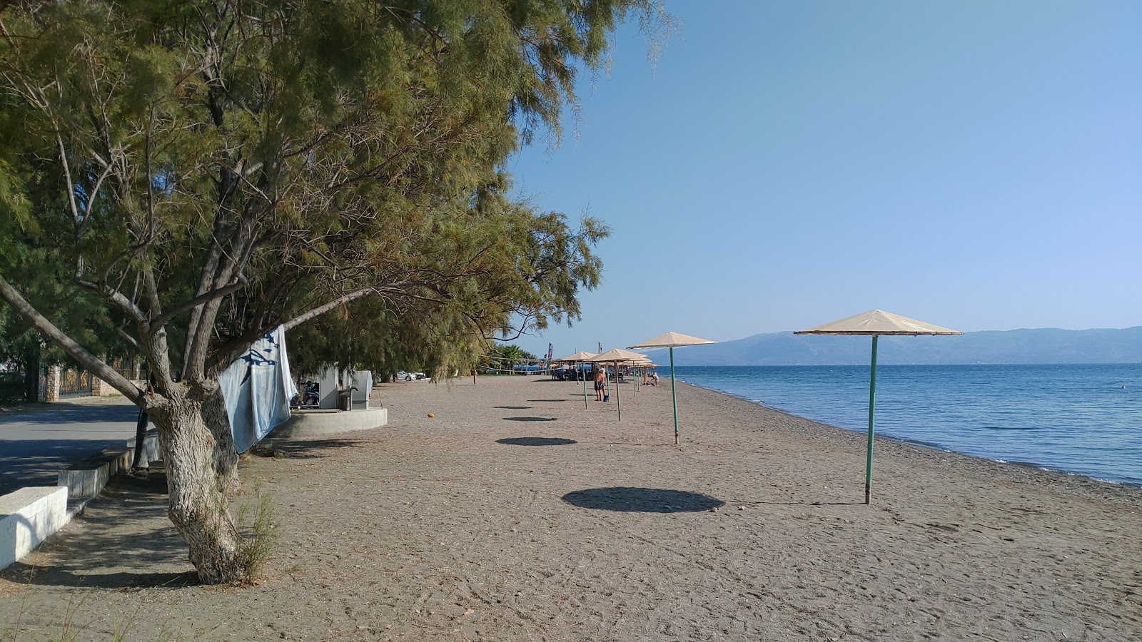 Foto van Amarynthos beach met grijs zand en kiezels oppervlakte