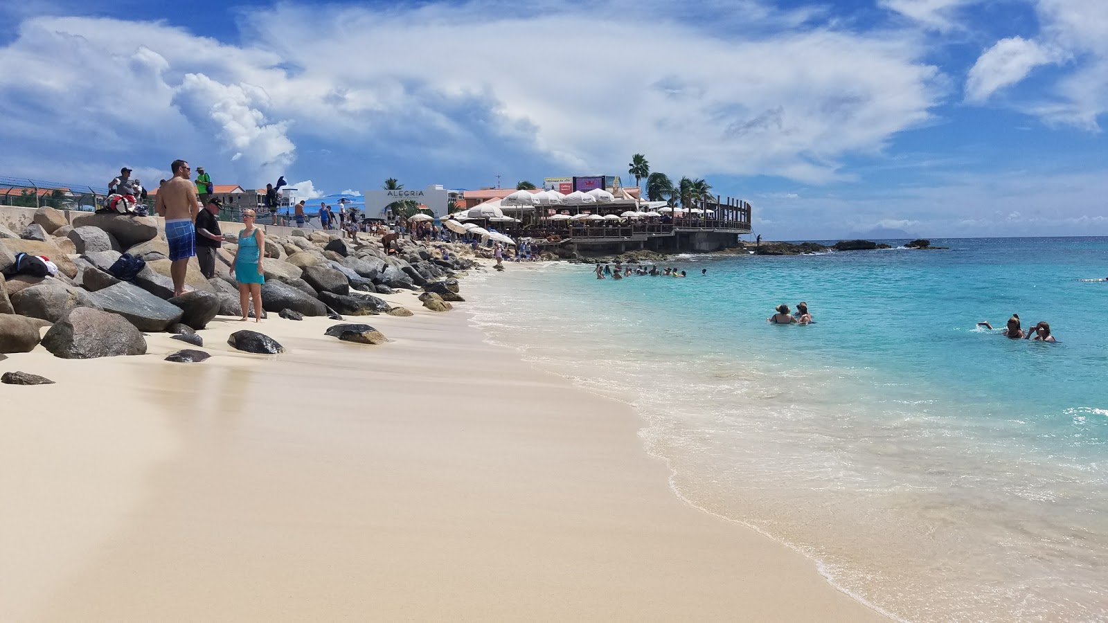 Foto von Maho Strand und die siedlung