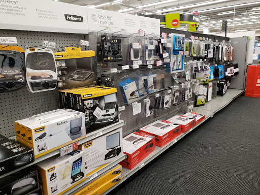 Office Supply Store «Staples», reviews and photos, 2950 Belcrest Center Dr, Hyattsville, MD 20782, USA