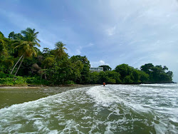 Photo de Bacolet beach entouré de montagnes