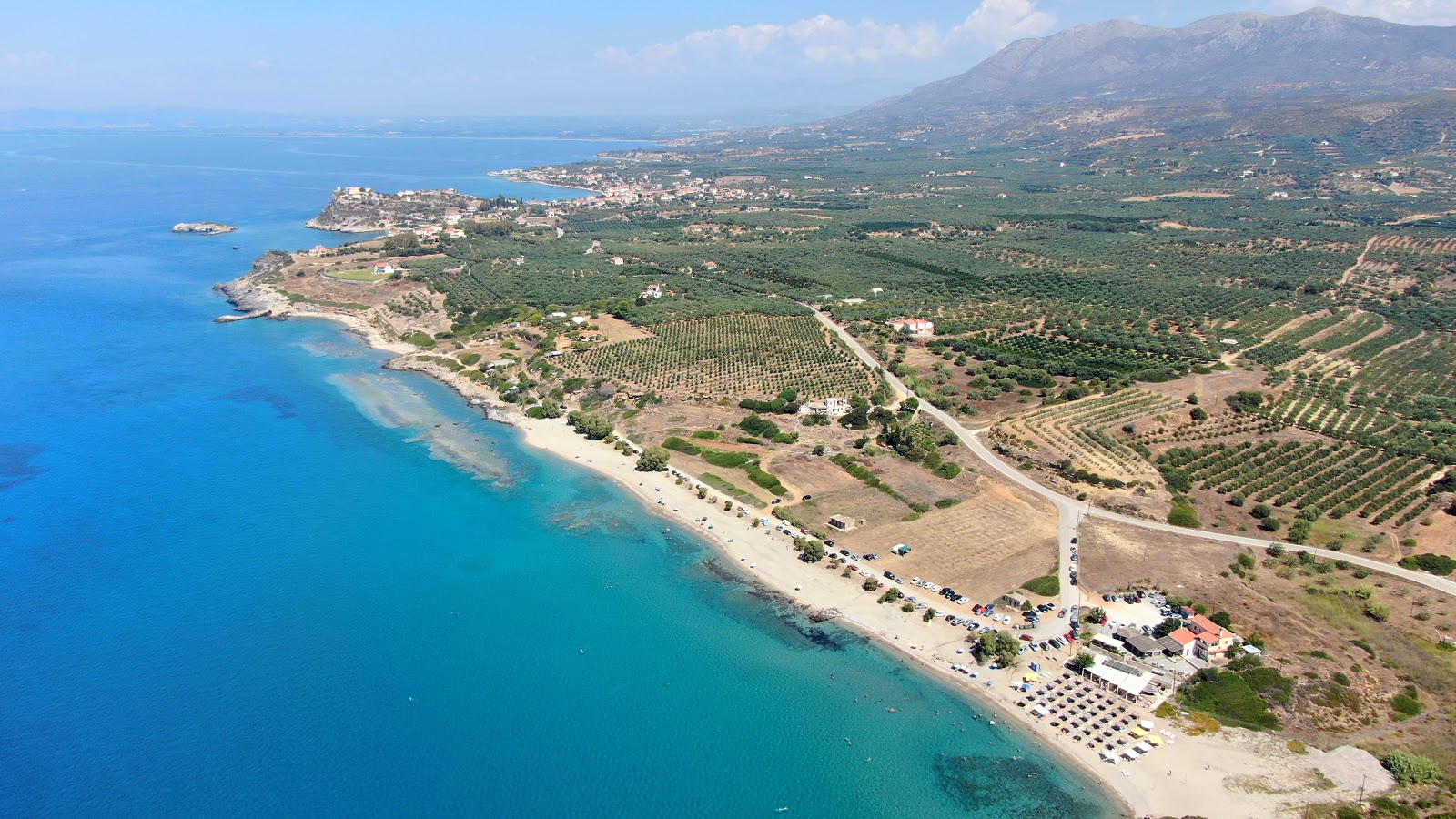 Tigania beach'in fotoğrafı geniş bir kıyı şeridi ile birlikte