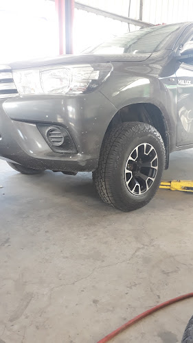 Mecánica Automotríz GONZALEZ TIRE CENTER "EL PANITA" - Taller de reparación de automóviles