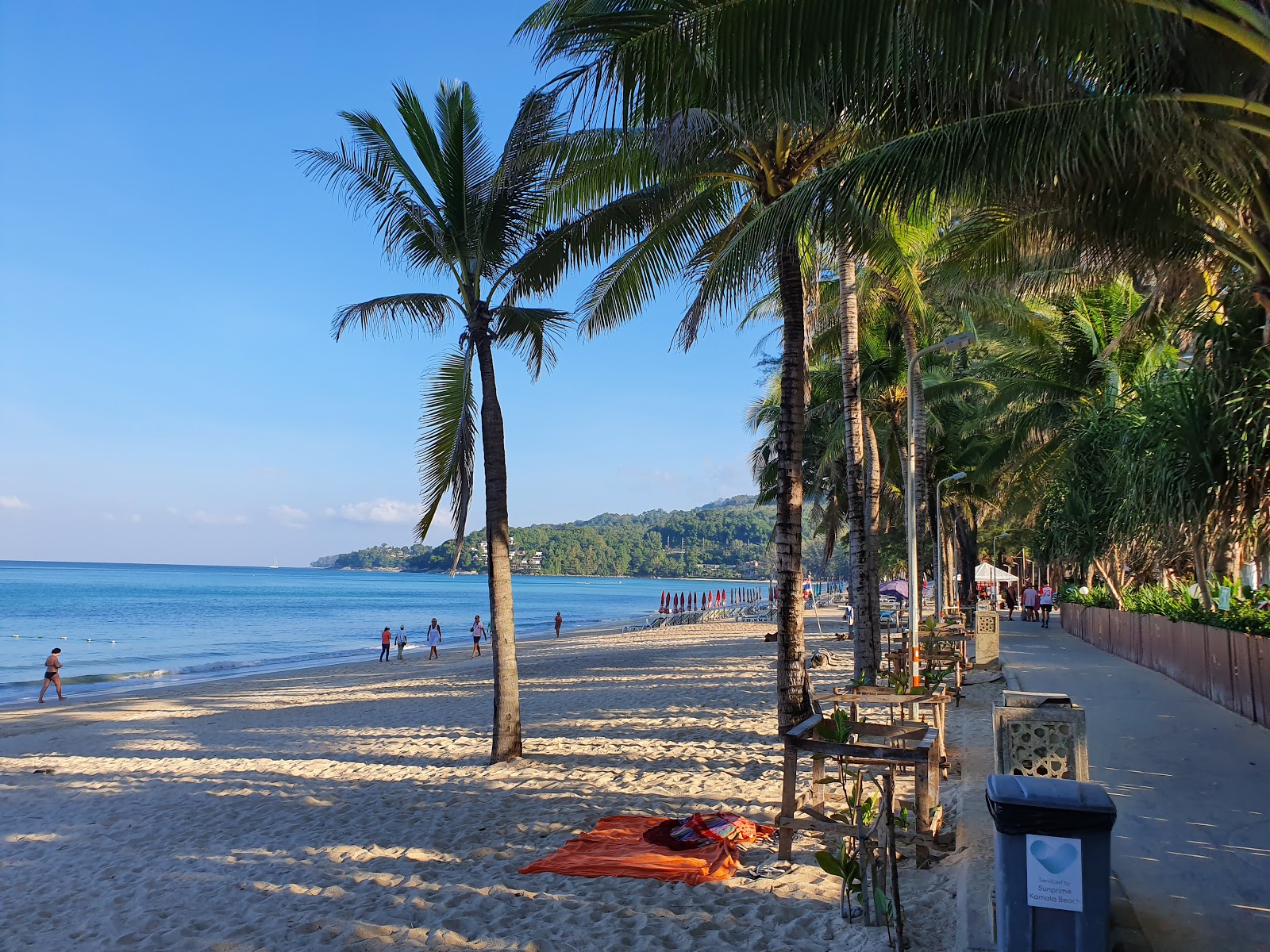 Foto de Praia de Kamala e o assentamento