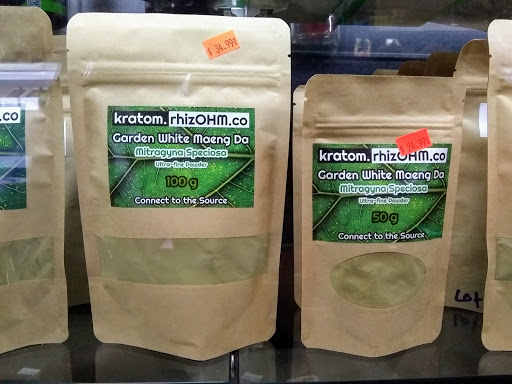 Tobacco Shop «Clock Town Smoke Shop/It Is Vapor Express», reviews and photos, 1039 High St, Auburn, CA 95603, USA