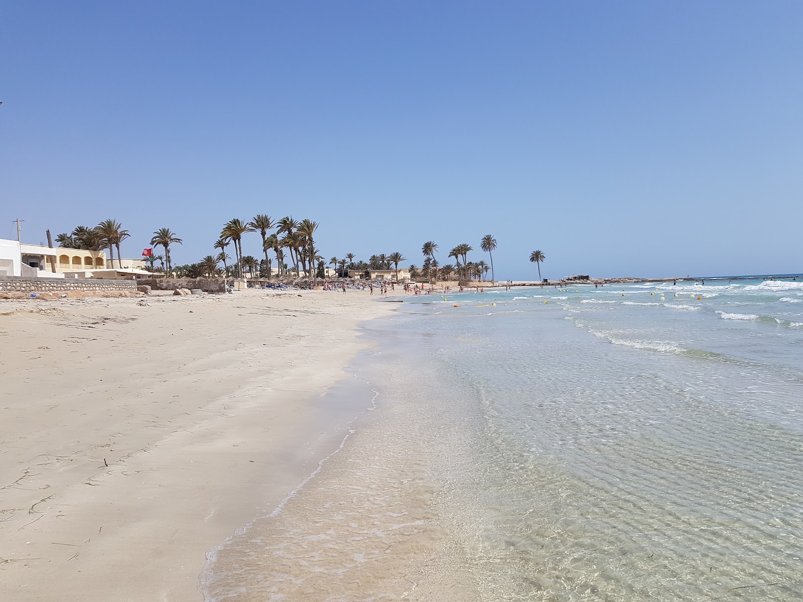 Fotografija Al-Swehel beach z beli pesek površino