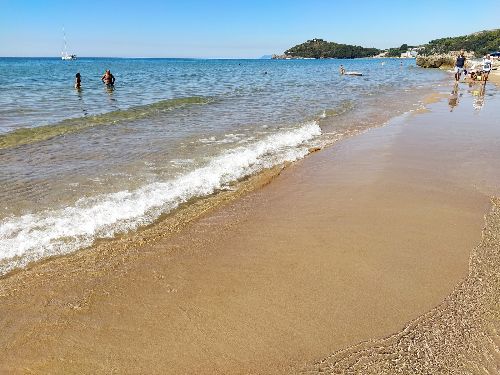 Zdjęcie Spiaggia dell'Arenauta otoczony górami