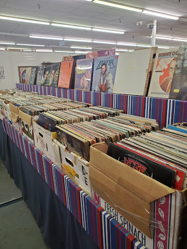 Flea Market «Streetsboro Flea Market - Furniture, Antiques, Collectibles», reviews and photos, 1513 Streetsboro Rd, Streetsboro, OH 44241, USA