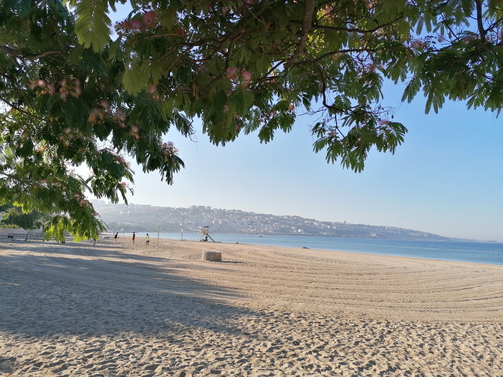 Buyukcekmece beach的照片 带有碧绿色纯水表面