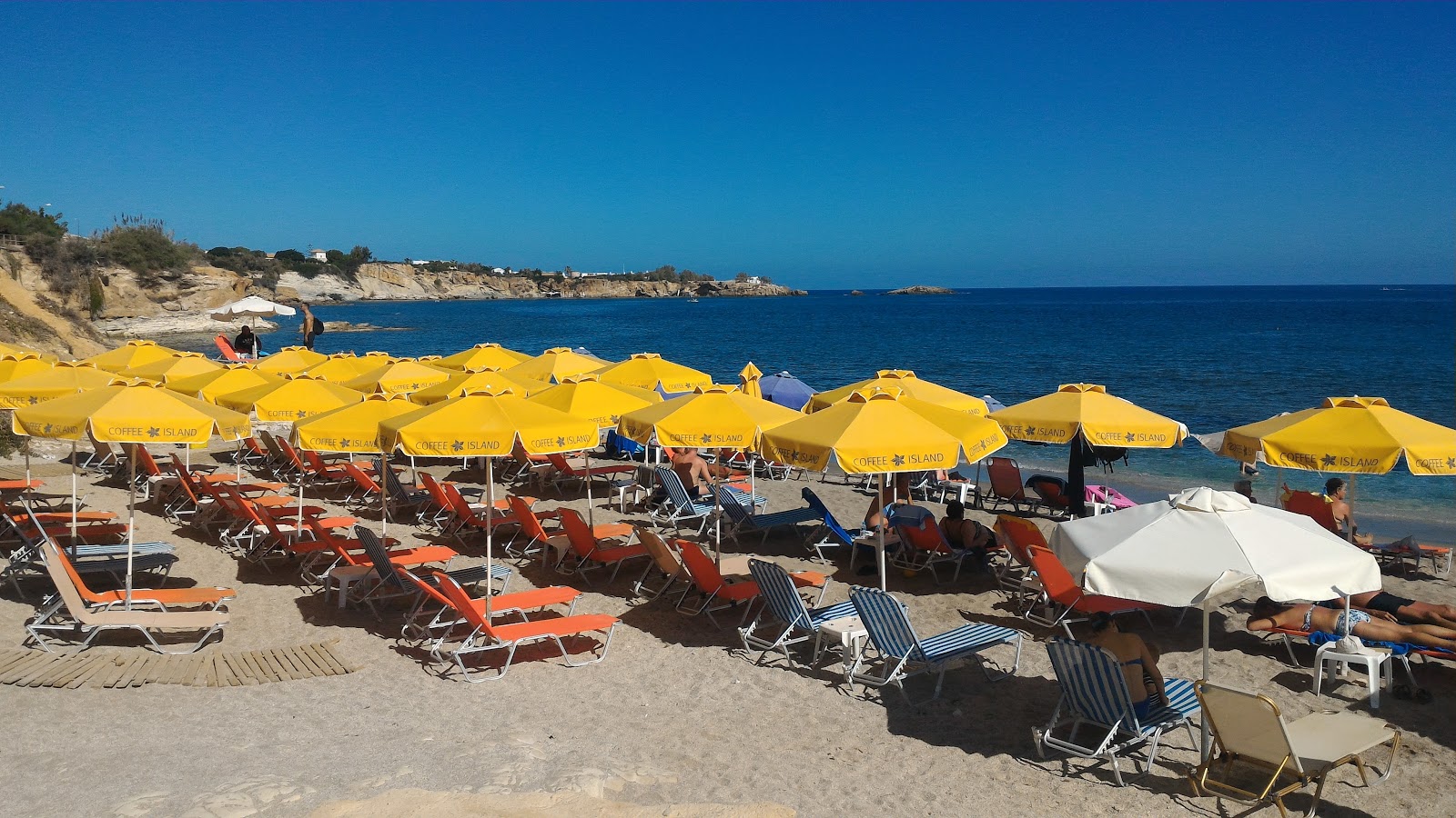 Foto von Gefyri Beach umgeben von Bergen