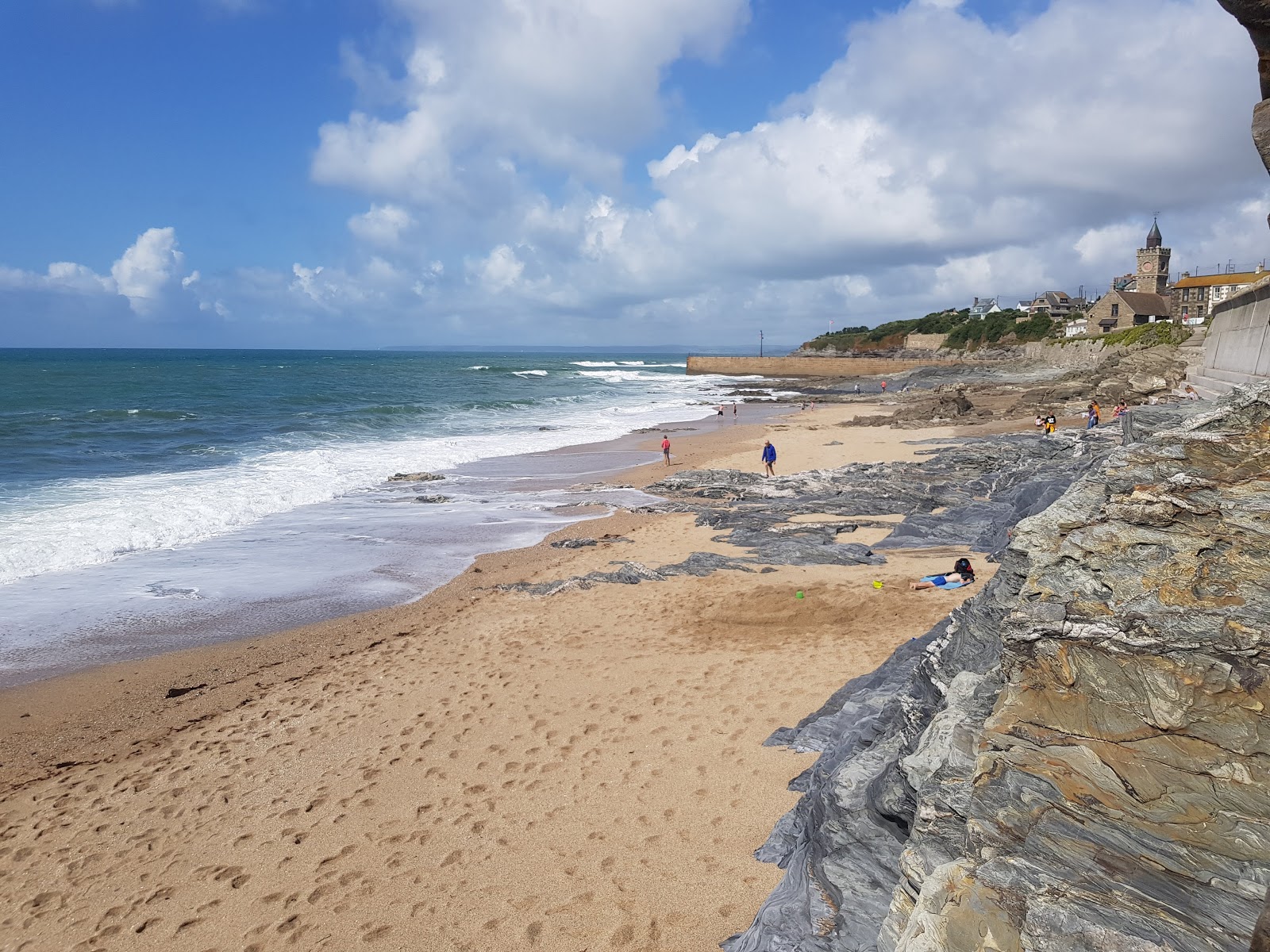 Foto af Porthleven strand omgivet af bjerge