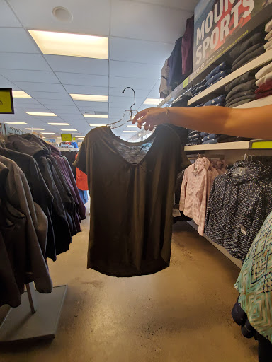 Clothing Store «Eddie Bauer Outlet», reviews and photos, 450 NW 257th Ave #200, Troutdale, OR 97060, USA