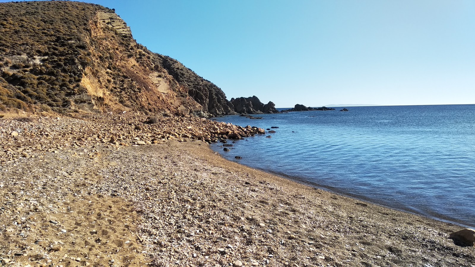 Fotografie cu Egeo Pelagos II cu o suprafață de pietricel ușor