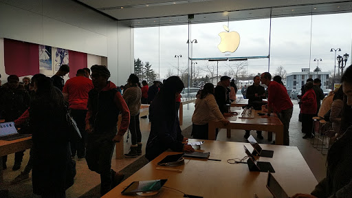 Computer Store «Apple Eton», reviews and photos, 28849 Chagrin Blvd, Woodmere, OH 44122, USA