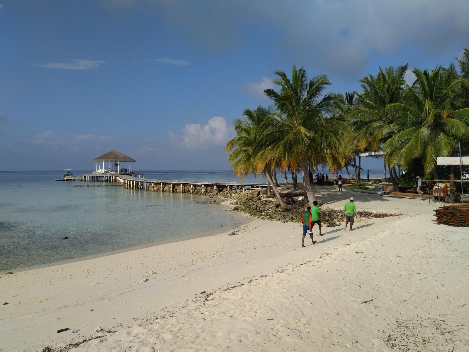 Photo of Meradhoo Beach and the settlement