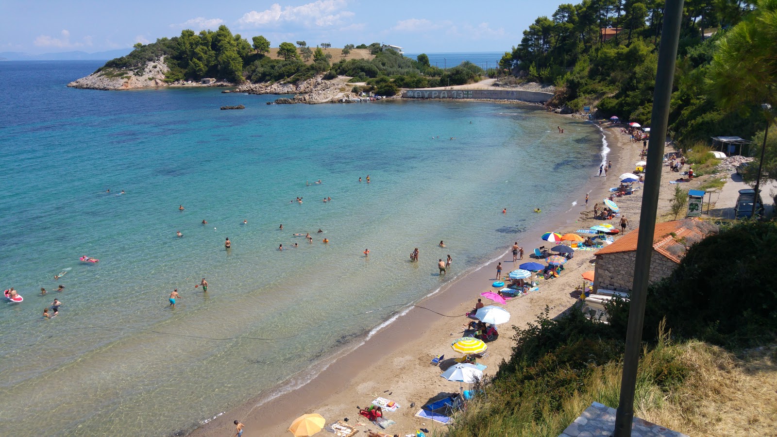 Photo de Elinika beach avec l'eau bleu-vert de surface