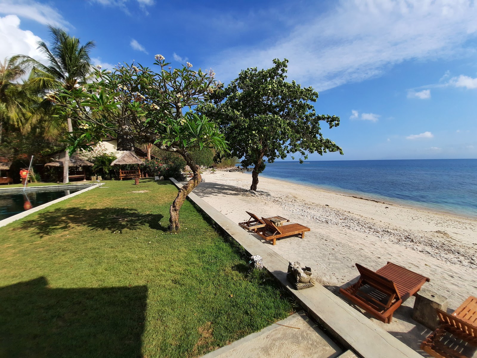 Foto von Cocotinos Sekotong Beach mit geräumiger strand