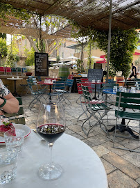 Atmosphère du Restaurant La Terrasse Provençale à Le Puy-Sainte-Réparade - n°1