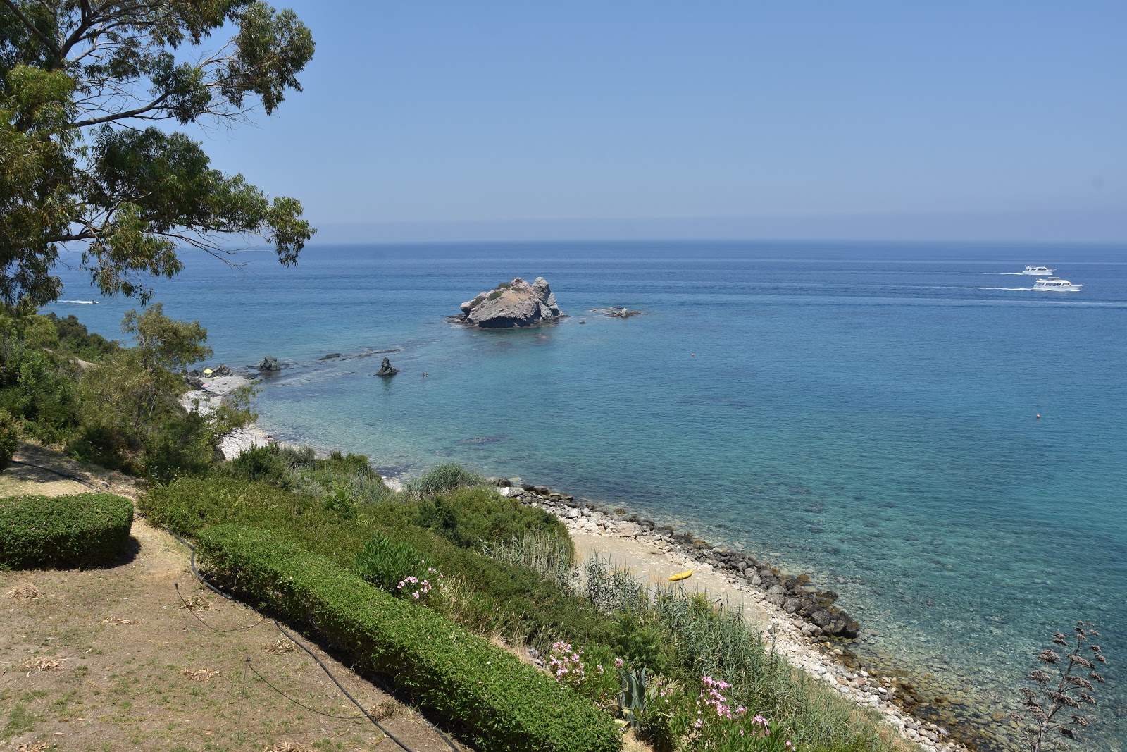 Aphrodite's beach'in fotoğrafı orta koylar ile birlikte