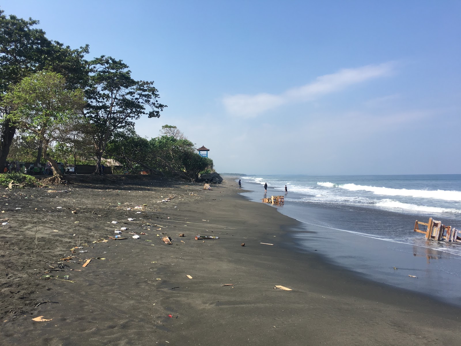 Foto di Dlod Low Beach con una superficie del sabbia scura