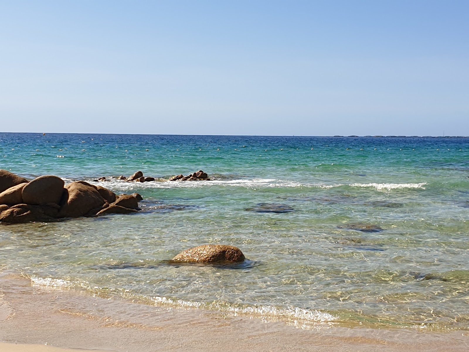 Ajaccio beach II'in fotoğrafı uçurumlarla desteklenmiş