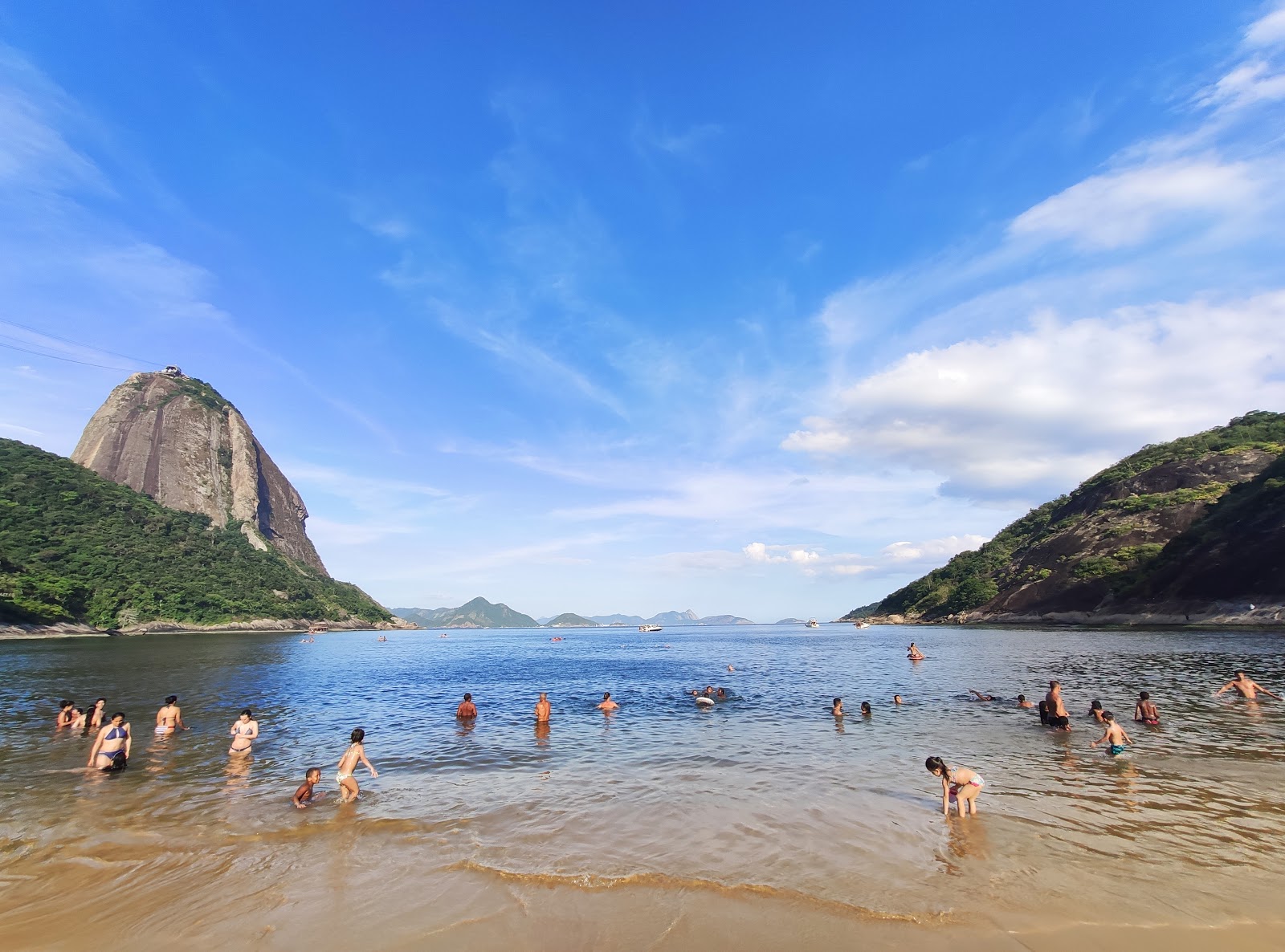 Foto di Spiaggia Vermelha sorretto da scogliere