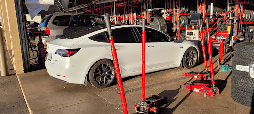 Tire Shop «Discount Tire Store - Naperville, IL», reviews and photos, 535 Fort Hill Dr, Naperville, IL 60540, USA