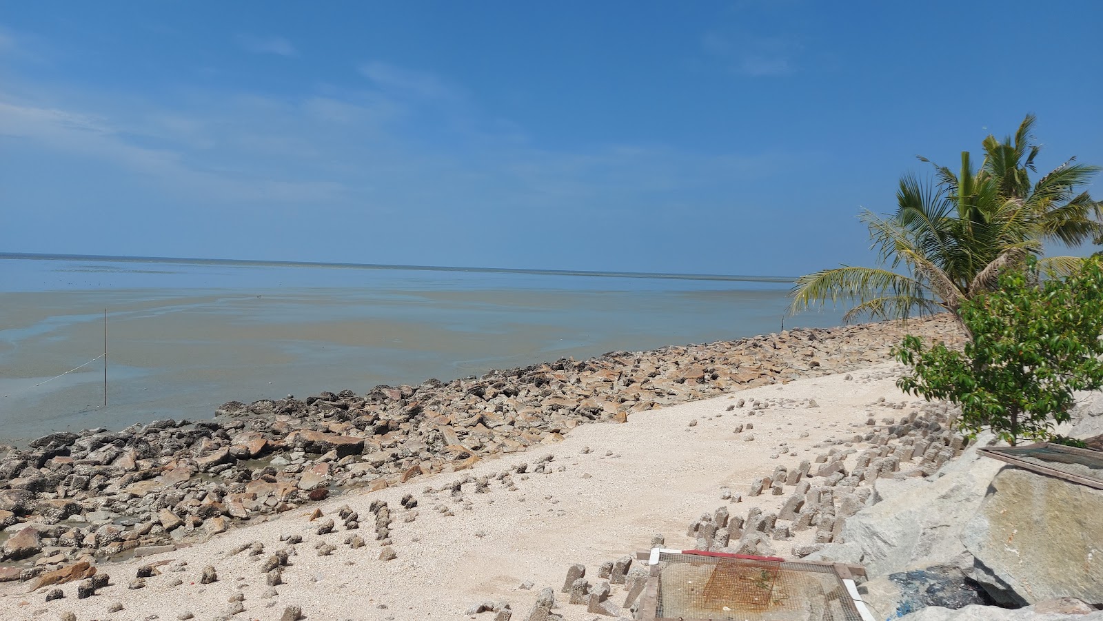 Sungai Kajang Beach的照片 带有碧绿色水表面