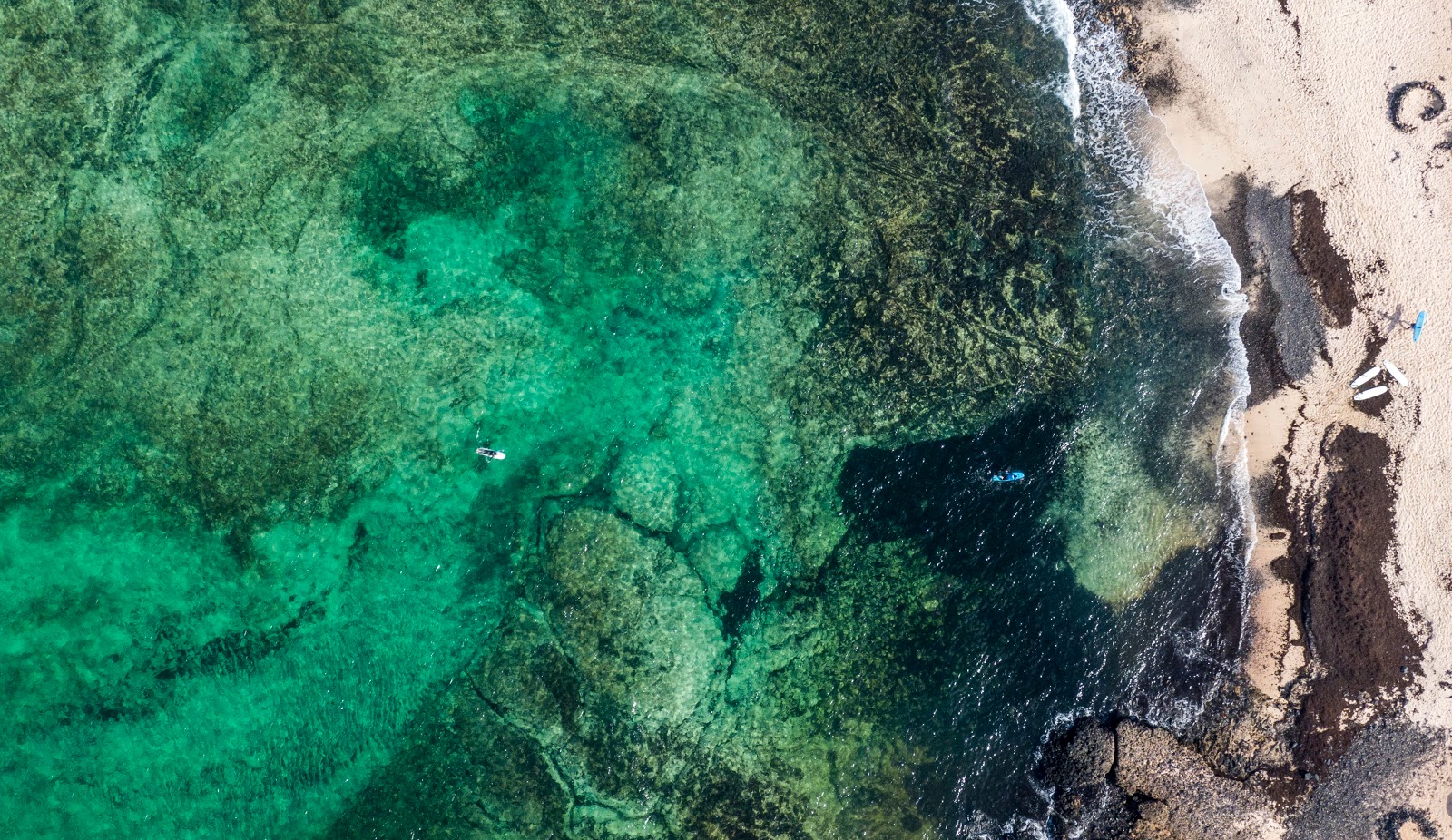 Photo de Playa El Charcon avec l'eau vert clair de surface