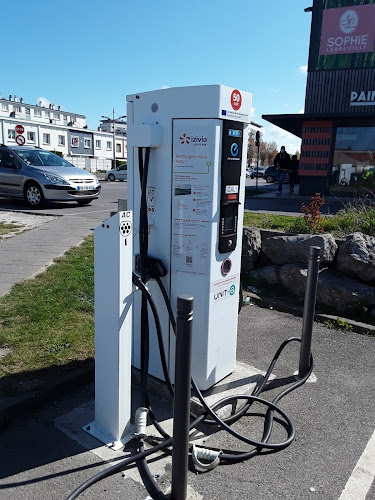 Borne de recharge de véhicules électriques IZIVIA Station de recharge Calais