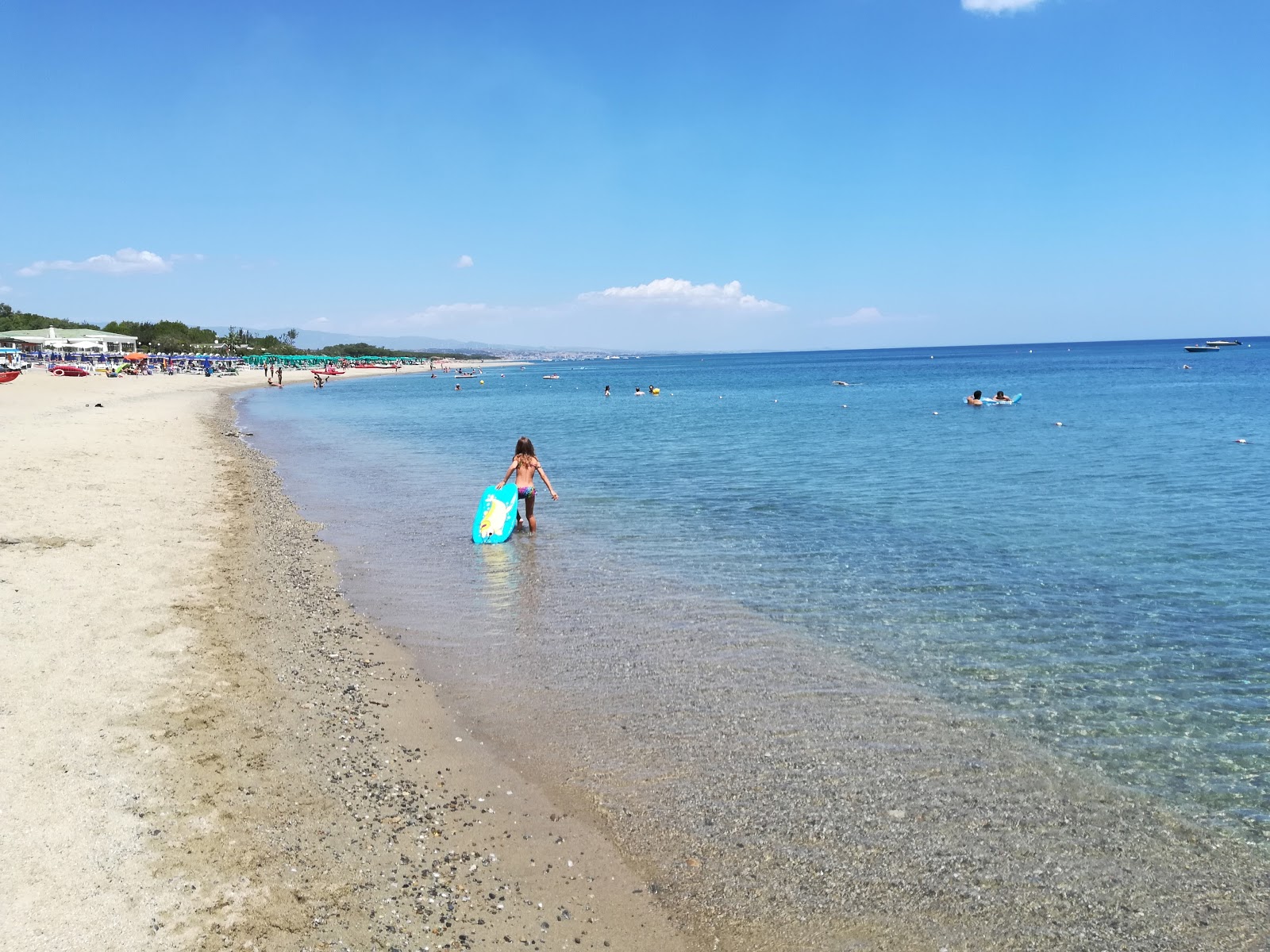 Foto de Spiaggia di Copanello com areia bege e seixos superfície