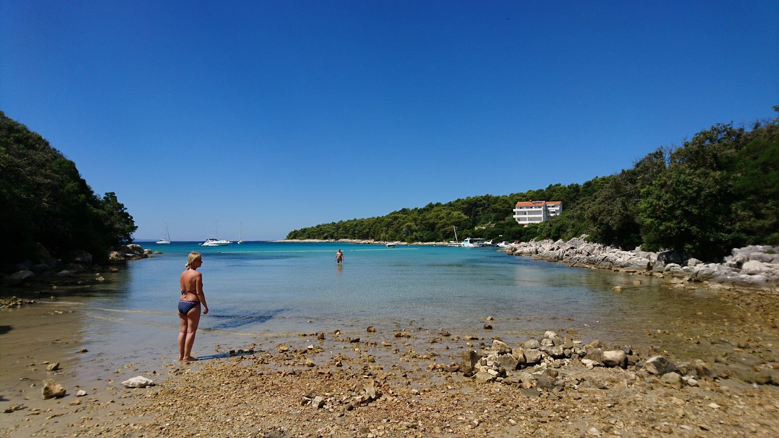 Foto von Gozinka beach mit beiger sand & steine Oberfläche