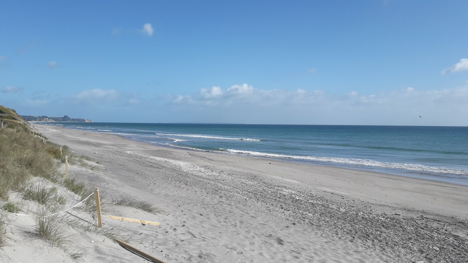Fotografija Midway Beach z svetel pesek površino