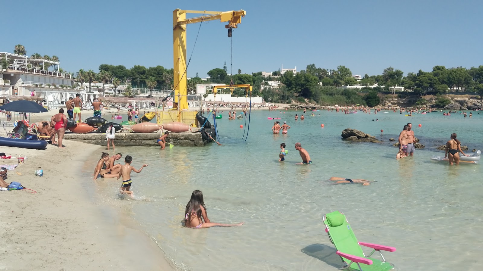 Spiaggia lido Gandoli'in fotoğrafı mavi saf su yüzey ile