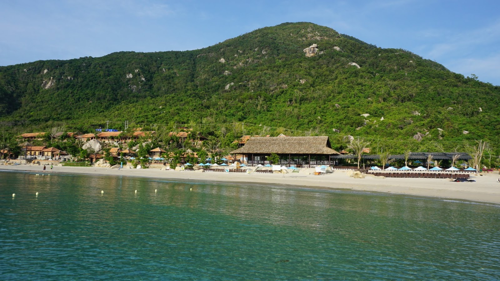 Foto von Ninh Hoa Beach von Klippen umgeben
