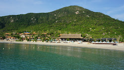 Foto von Ninh Hoa Beach von Klippen umgeben