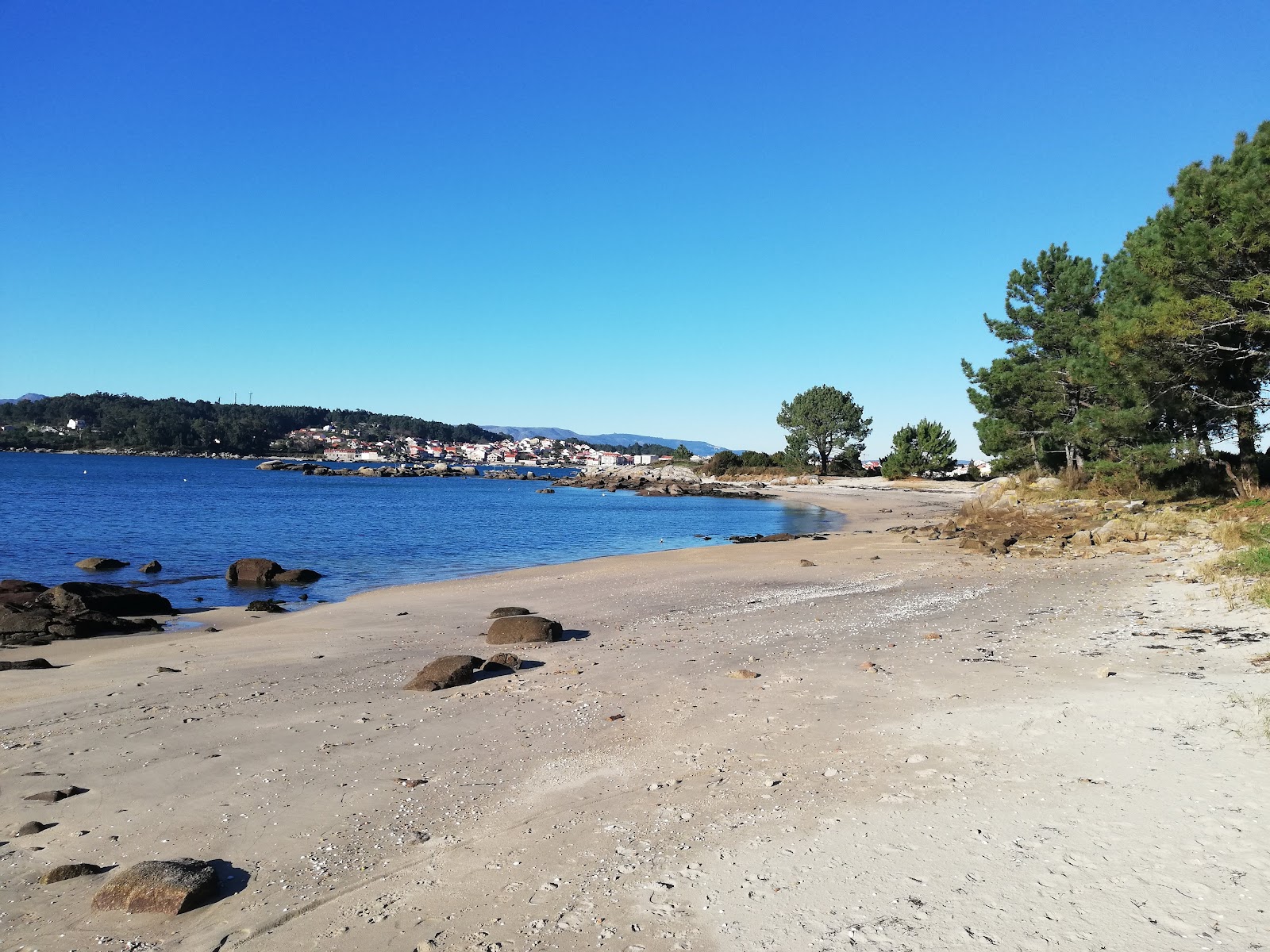 Φωτογραφία του Praia de Gradin με μπεζ άμμος επιφάνεια