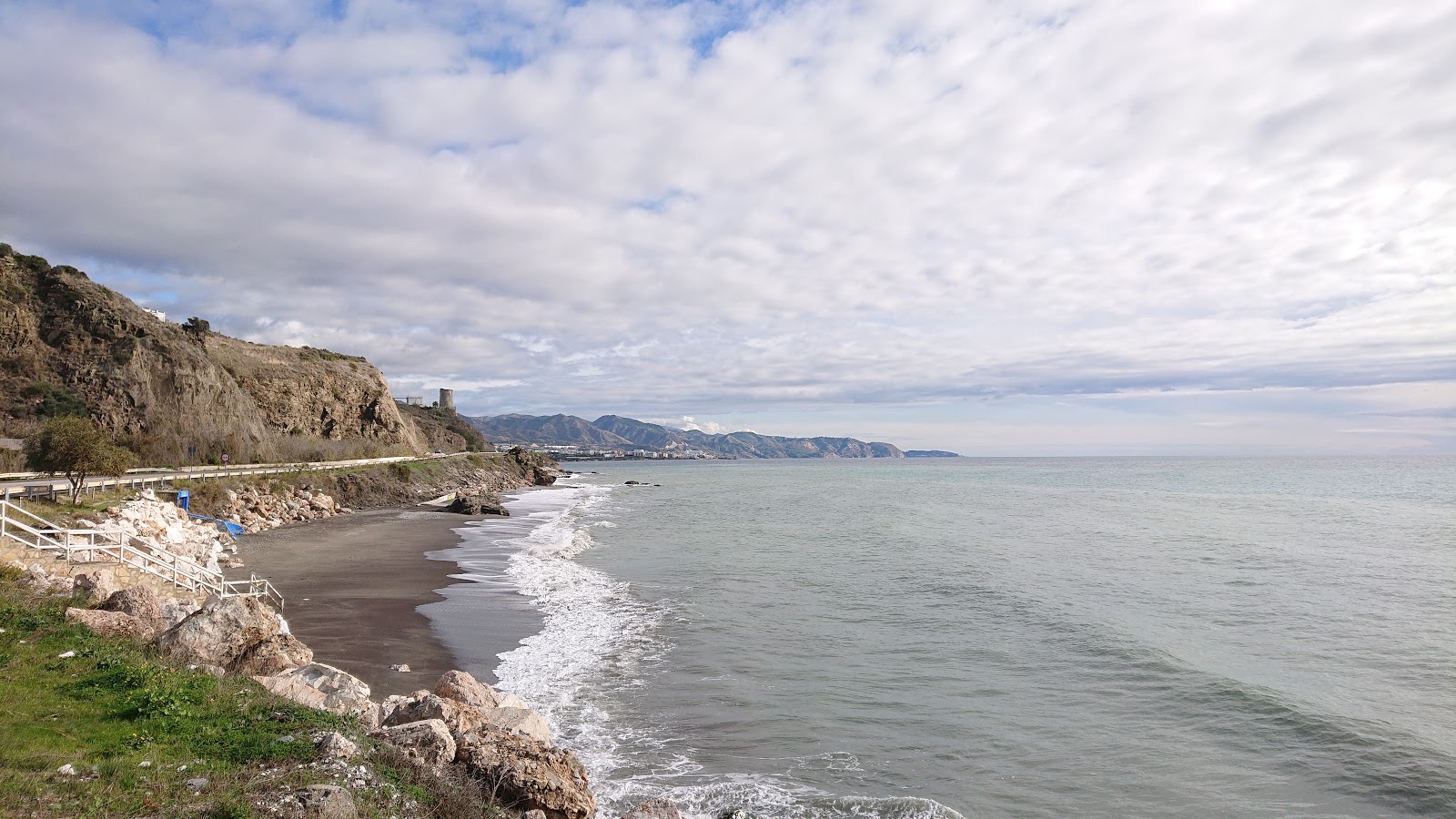 Photo de Mazagarrobo beach avec sable gris de surface