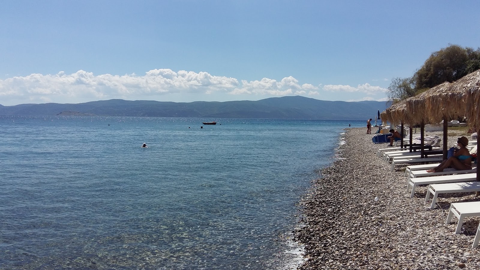 Foto af Agioi Theodoroi beach med grå fin sten overflade