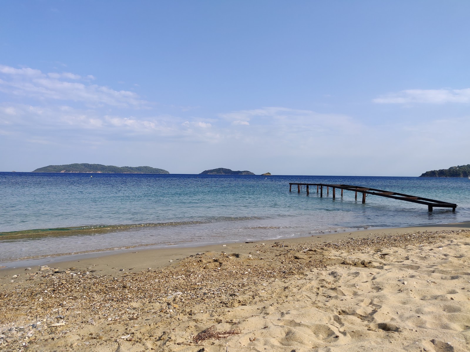 Fotografija Plaža Achladies in naselje