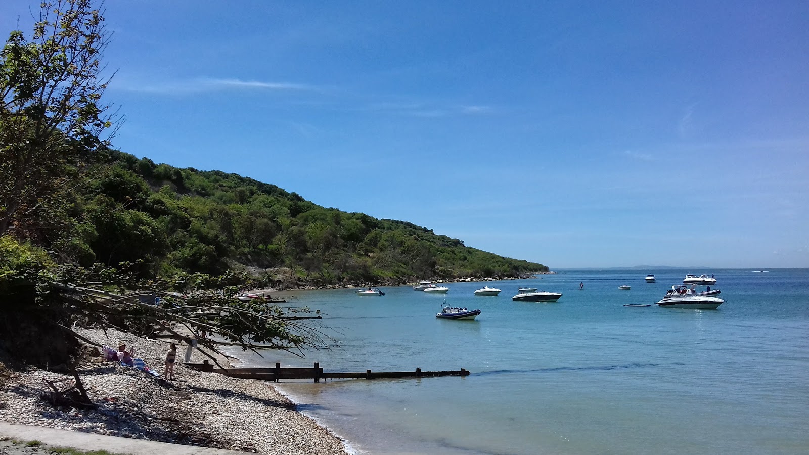 Foto de Totland Beach - lugar popular entre os apreciadores de relaxamento