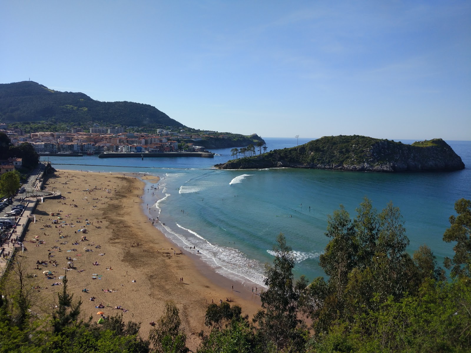 Zdjęcie Karraspio beach poparte klifami