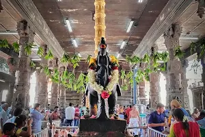 Thiru Aavinankudi Temple Parking image