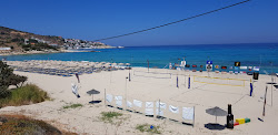 Foto von Mesakti Strand von Klippen umgeben