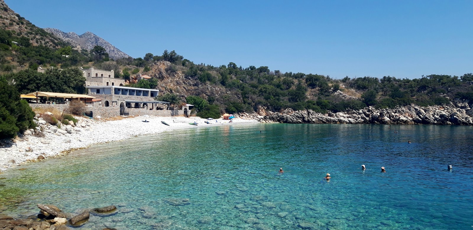 Fotografie cu Laloudes beach cu o suprafață de pietricel alb
