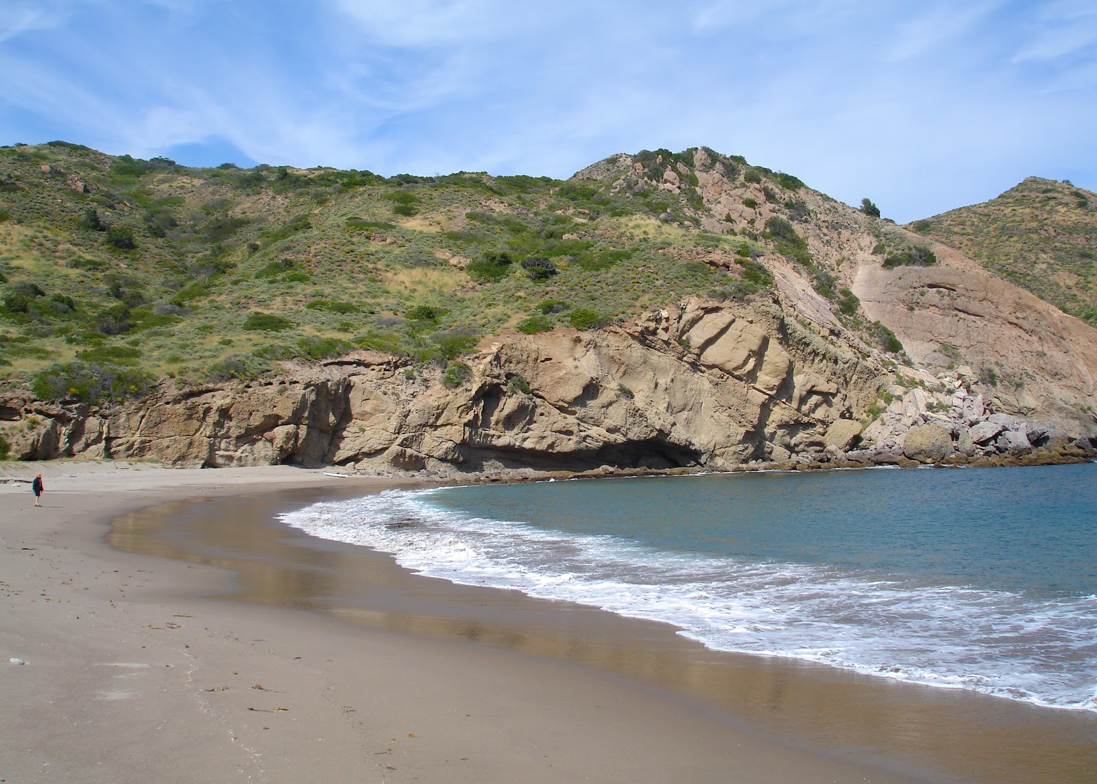 Foto di Santa Cruz Island con una superficie del sabbia luminosa