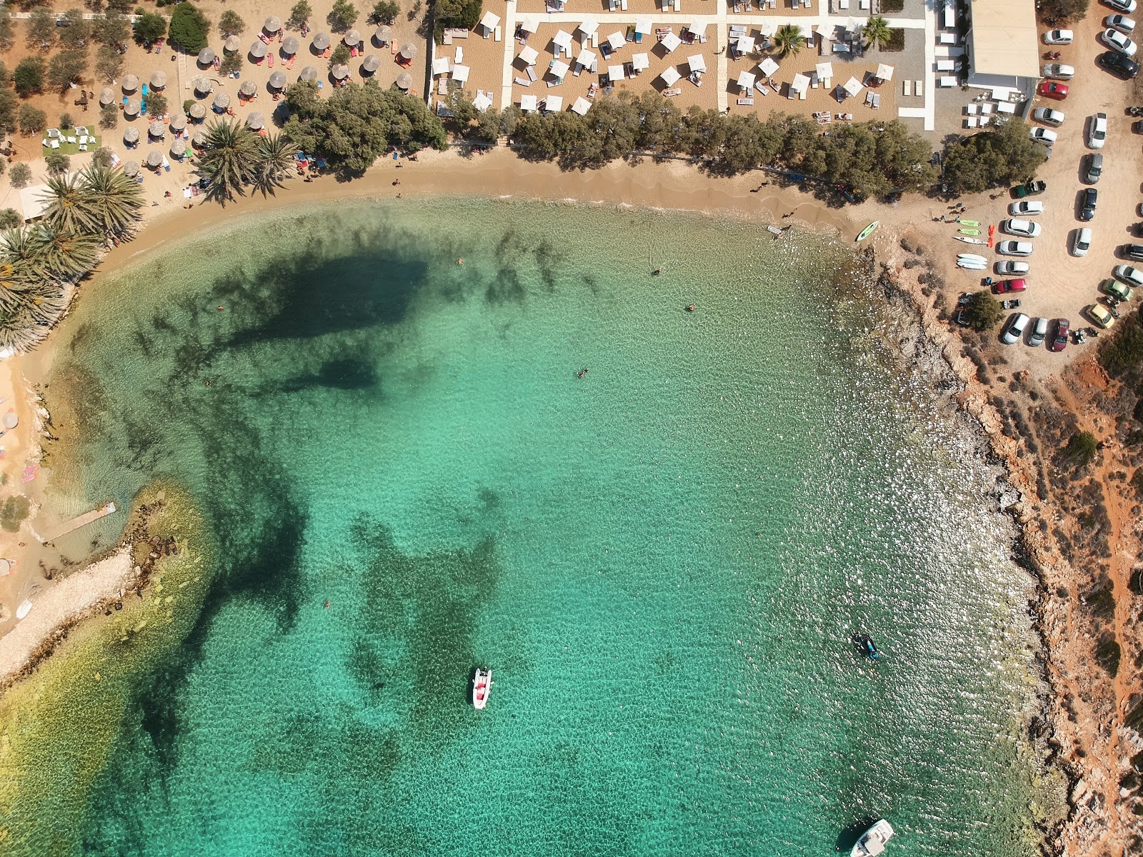 阿吉亚伊里尼海滩的照片 带有碧绿色纯水表面
