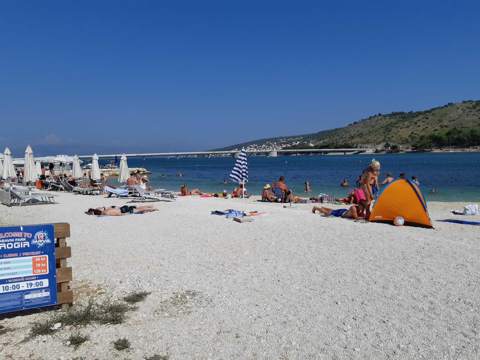 Φωτογραφία του Trogir beach - συνιστάται για οικογένειες που ταξιδεύουν με παιδιά