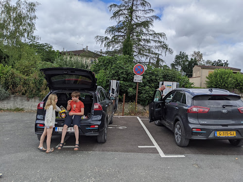 Borne de recharge de véhicules électriques RÉVÉO Charging Station Puy-l'Évêque