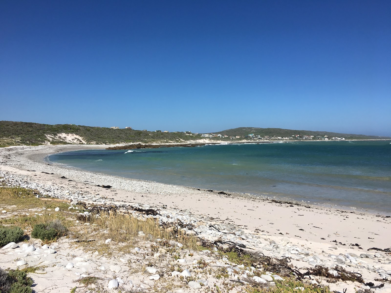 Foto di Suiderstrand beach con una superficie del sabbia con ciottolame