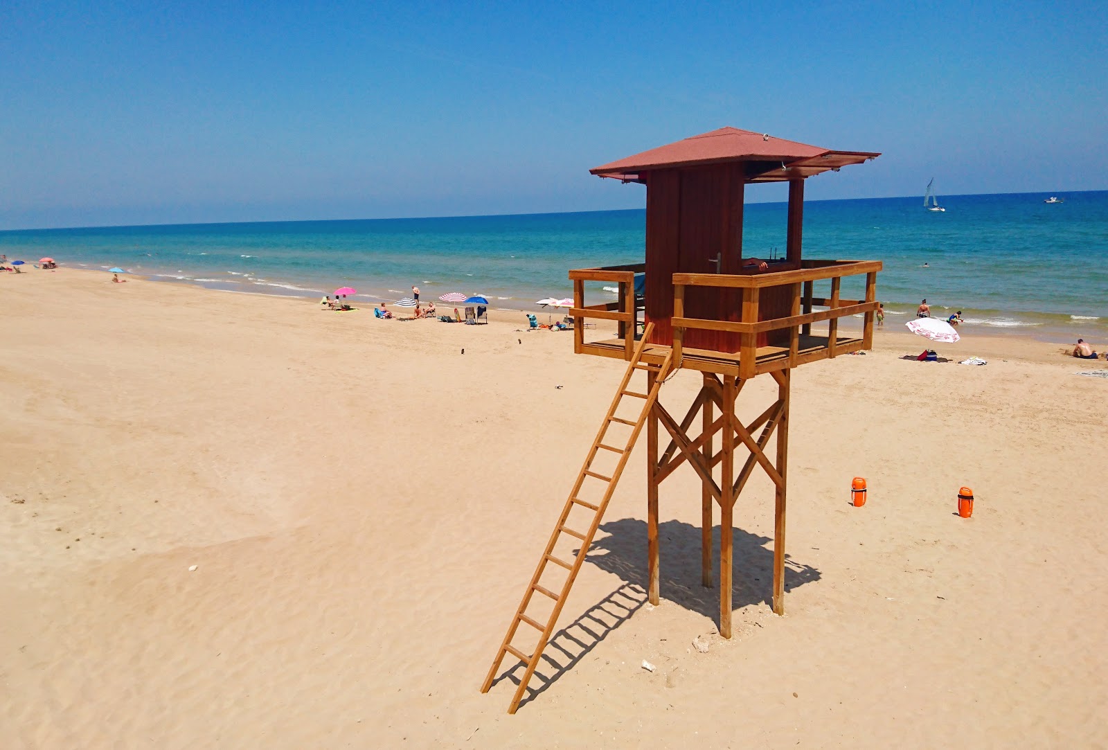 Foto von Cullera Naturista mit brauner sand Oberfläche